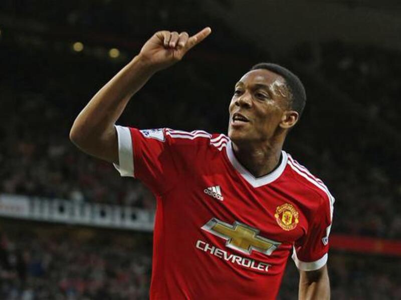 6- مانشستر يونايتد: سعى الشياطين الحمر لتجديد تشكيلة الفريق بضخ 43.3 مليون جنيه استرليني في سوق الانتقالات لشراء المهاجم أنتوني مارسيال والجناح ممفيس ديباي والظهير ماتيو دارميان