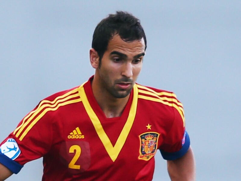 الظهير الإسباني مارتن مونتويا (24 عاماً): انتقل من برشلونة إلى ريال بيتيس على سبيل الإعارة