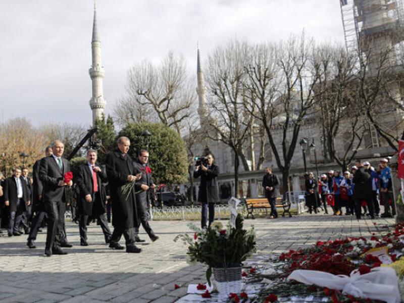 "15 قتيلاً في إسطنبول" شهدت منطقة السلطان أحمد السياحية في إسطنبول 12 يناير/كانون الثاني 2016 تفجيراً نفذه انتحاري من أصل سوري أوقع 15 قتيلاً وعشرات الجرحى، غالبيتهم من السائحين الألمان نظراً لتواجد فوج ألماني بالقرب من التفجير.
