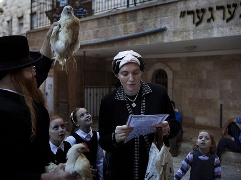 لعاشوراء ذكرى خاصة في العقيدة اليهودية، فهو يسمى عند اليهود بيوم الغفران، وبحسب ما جاء في موسوعة اليهودية للمسيري وترجمة للاسم العبري "يوم كيبور"من أصل بابلي ومعناها "يطهر"وهو"يوم الكفارة". وايضا هو يوم صوم ومن أهم الأيام المقدَّسة عند اليهود على الإطلاق.
