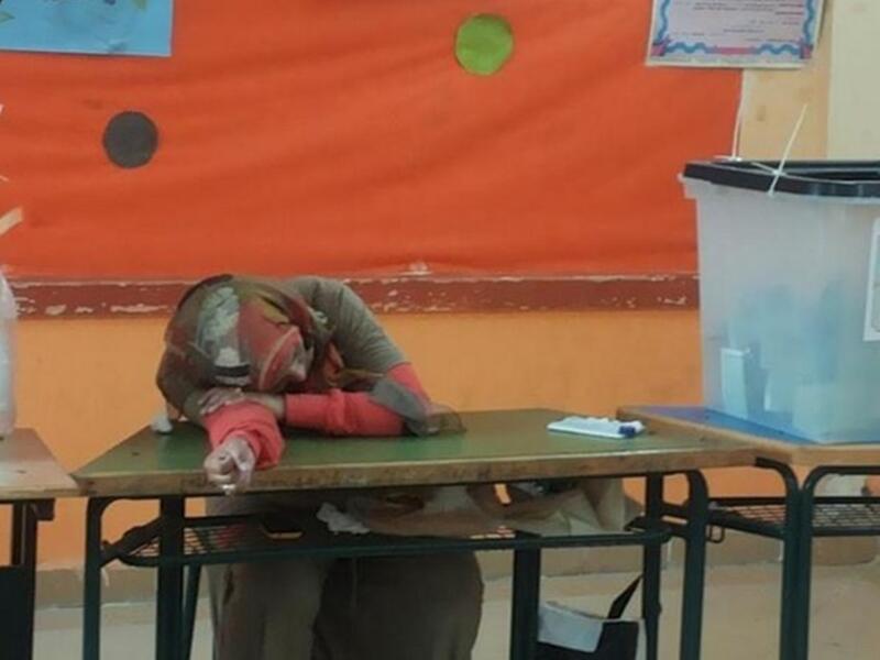 علق أحد النشطاء على هذه الصورة والتي تظهر إحدى لجان الانتخابات وهي خالية قائلاً:  "انتخابات بدون ناخبين"