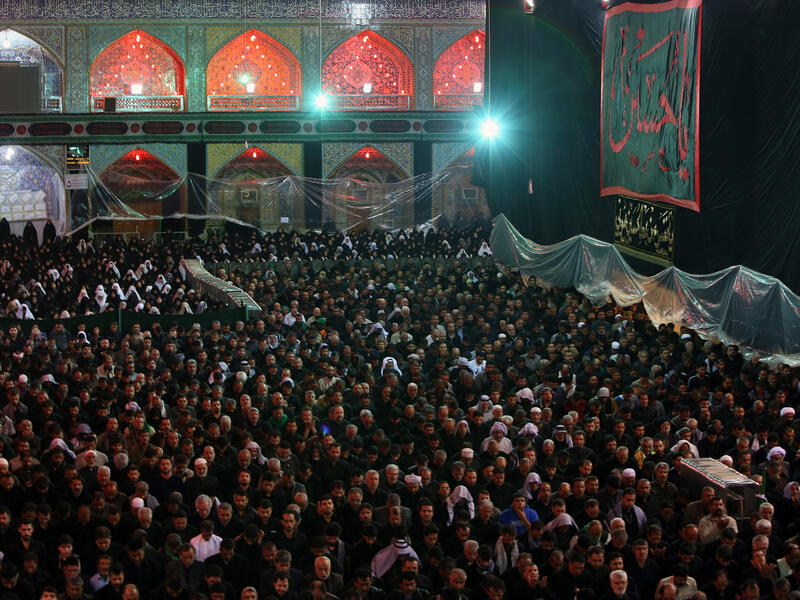 يحج إلى مدينة النجف وحدها كل عام أكثر من 13 مليون شخص وفي يوم عاشوراء تمتلئ المدينة بما يقرب من 4 ملايين زائر.