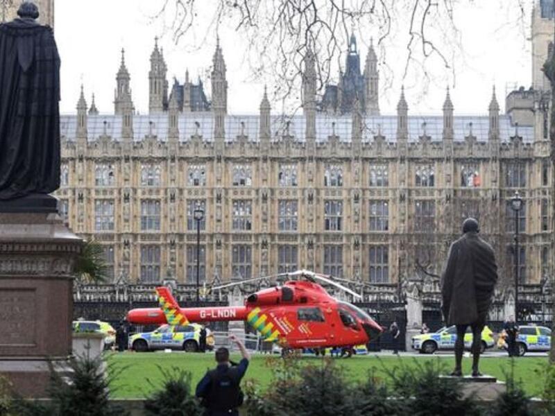 مروحية تابعة لخدمة الإسعاف هبطت في باحة البرلمان وهرع المسعفون للمساعدة، فالضحايا خليط من جنسيات مختلفة، و7 من الجرحى لا يزالون في المستشفى في حالة خطيرة.
