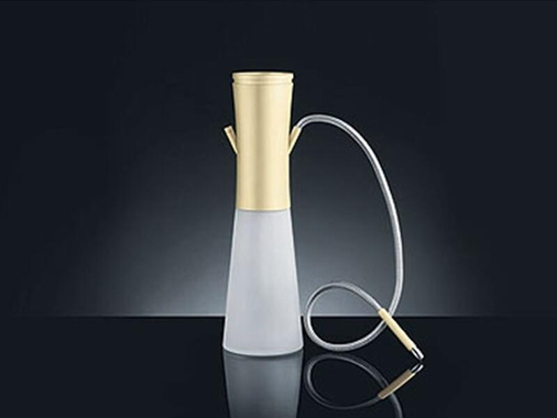 طرحت "بورش"، الشركة الألمانية والمختصة بصناعة السيارات الرياضية في الأسواق العالمية (الخليجية والغربية) إصدارها الأول لـ"النراجيل" أو ما يعرف بـ"الشيشة" من (الذهب والفضة) والتي بلغ سعرها 11 ألف ريال سعودي ولاقت إقبالا في السعودية وتم بيع 3 قطع منها.