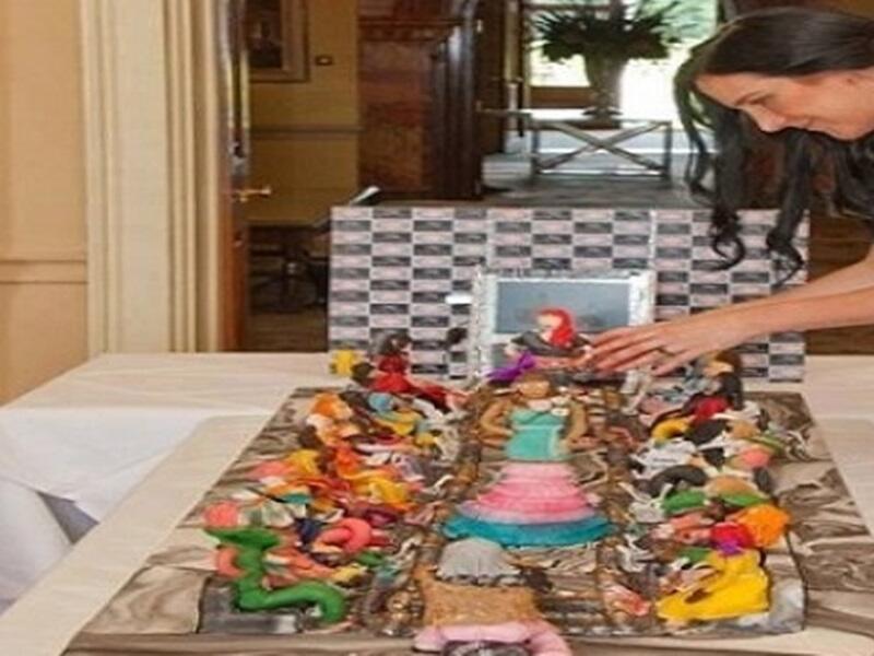 طلبت أسرة عربية في الإمارات من البريطانية ديبي وينغهام تصميم تورتة لحفل ميلاد ابنتهم على أن يكون شكل التورتة أسرة عربية تحتوي على قطع من الألماس. ودفعت الأسرة العربية مقابل التورتة مبلغ  48.5 مليون إسترليني (ما يعادل 74.9 مليون دولار)