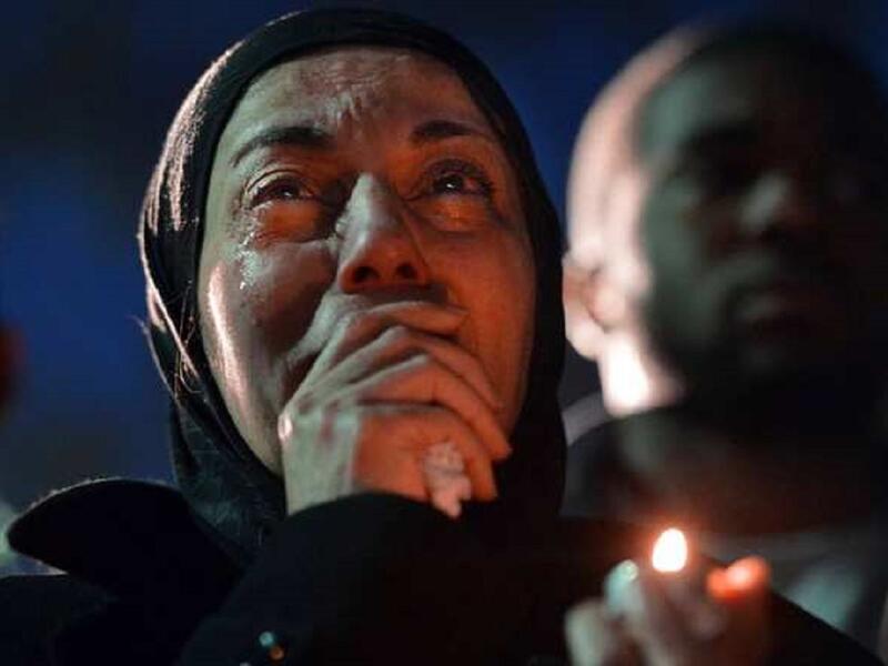 مرأة تبكي خلال جنازة ثلاثة مسلمين قتلوا بشقتهم بالقرب من جامعة كارولاينا الشمالية في تشابل هيل، إذ قتل ضياء شادي بركات، 23 عاماً، وزوجتها يسر محمد، 21 عاماً، وشقيقتها رزان محمد 19 عاماً، ووجهت تهم للمشتبه به كريغ ستيفن هيكس بالقتل.