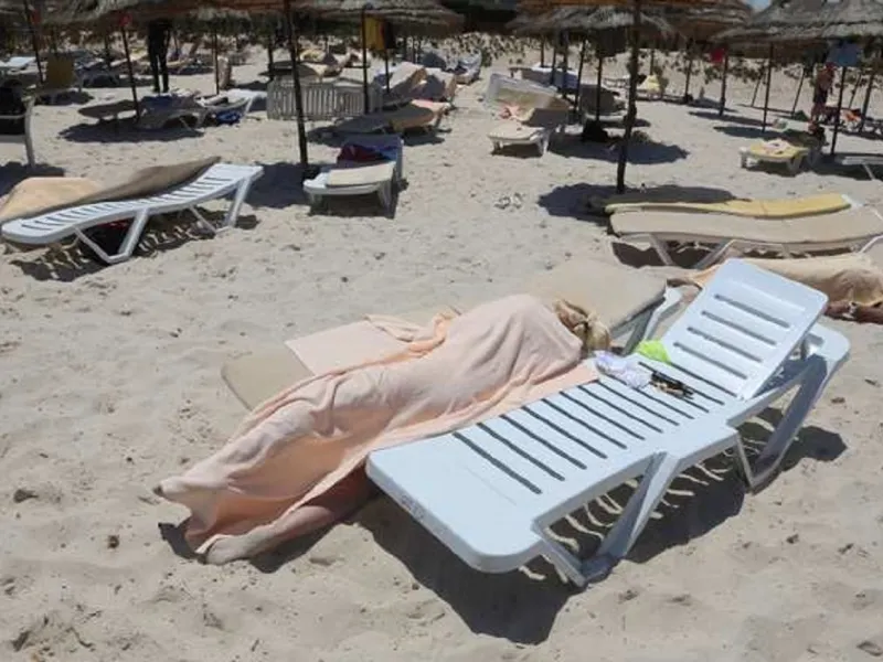 جثث سياح ملقاة على شاطئ مدينة سوسة بتونس بعد هجوم لمسلح بدأ بإطلاق النار عليهم، الهجوم الإرهابي أدى إلى مقتل 38 شخصاً على الأقل.