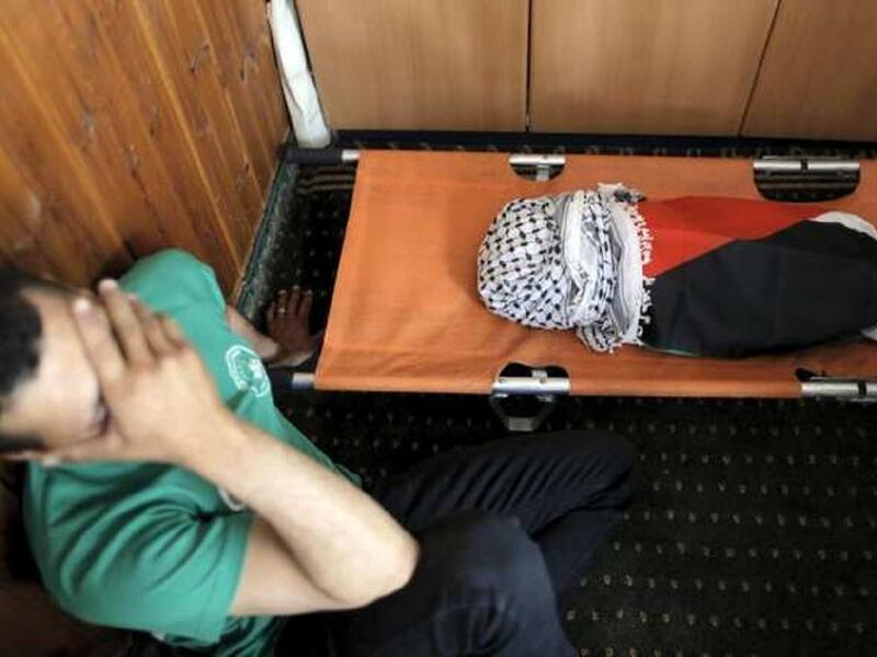 مشيع يظهر في جنازة الرضيع علي سعد دوابشة، الذي بلغ من العمر 18 شهراً فقط، عندما أحرق منزل العائلة في دوما بالضفة الغربية واشتبه بأن متشددين يهود خططوا للهجوم.