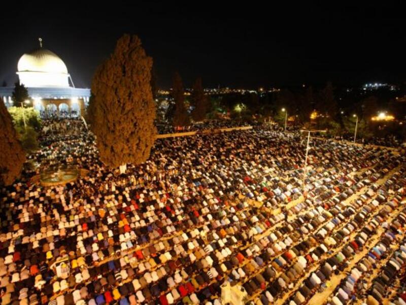 قدّرت المديرية العامة للأوقاف في مدينة القدس أن نحو 350 ألف مصلَ فلسطيني، أحيوا ليلة القدر في باحات المسجد الأقصى