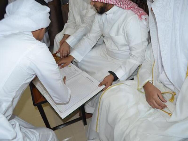 أقدم مواطن سعودي في محافظة رماح على تزويج ابنته بمهر ريال واحد فقط لا غير، وذلك بعدما فقد العريس المبلغ الذي كان سيدفعه مهراً في حادث سير تعرض له، حيث أقدم لص على سرقة المبلغ، مستغلاً الحادث.