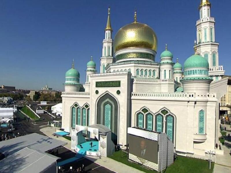 جامع موسكو الكبير هو المسجد الرئيس في موسكو عاصمة روسيا وهو أكبر مسجد في أوروبا إذ يتسع لعشرة آلاف مصل في وقت واحد، وهو أحد خمسة مساجد فقط تخدم مليوني مسلم في العاصمة الروسية. ويتزين المسجد ابلاضاواء قبل قدوم رمضان وتقام فيه الصلوات والافطار الجماعي يوميًا.