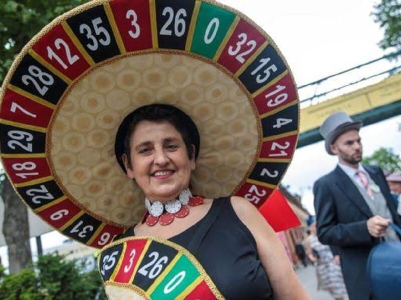 قبعة تحجب ضوء الشمس تناسب طاولات المقامرة الليلية
