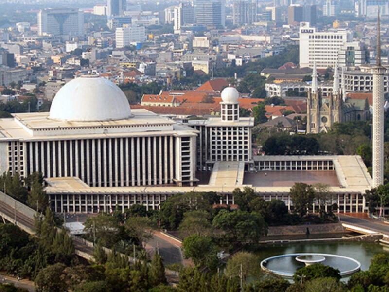 مسجد الاستقلال فى اندونيسيا هو أكبر مسجد في جنوب شرق آسيا تم بناء هذا المسجد الوطني في إندونيسيا لإحياء ذكرى الاستقلال الاندونيسية واسمه الاستقلال  ويقام فيه الاحتفالات الرمضانية المميزة فى اندونيسيا بالاضافة الى الافطار وصلاة القيام.