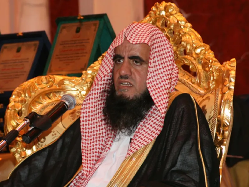 في فتوى صدمت الكثير، قال الشيخ السعودي عبدالله السويلم أن جميع أعضاء الرجل عورة ما عدا الوجه والكفين. وأن صدر الرجل وبطنه وفخذه عورة، مثله مثل المرأة بين النساء.
