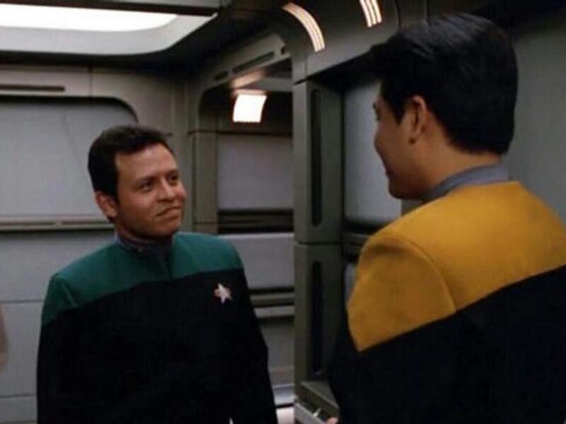 عبدالله الثاني ابن الحسين: ظهر ملك الأردن عبدالله الثاني بمشهد صامت سريع لا يتعدى 5 ثوان، وذلك كأحد طاقم مركبة الفضاء، في الحلقة 35 من مسلسل الخيال العلمي "ستار تريك"، تقديرًا منه لتوظيف أفلام الخيال العلمي في دراسة الفضاء.
