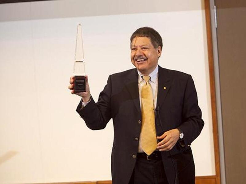 حصل الدكتور أحمد زويل على جائزة نوبل وبسبب ابحاثه في علم الفيمتو التي حاز على 31 جائزة دولية منها جائزة ماكس بلانك وهي الأولى في ألمانيا وقلادة بريستلي، أرفع وسام أمريكي في الكيمياء سنة 2011.