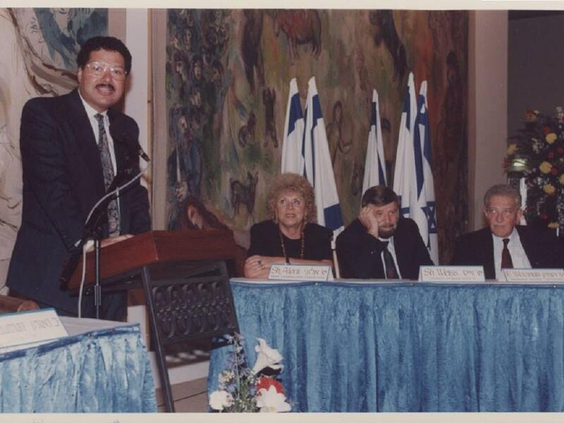 اعتبرت الإعلامية المصرية آيات عرابي أنه “لا تجوز الرحمة على العالم المصري أحمد زويل، وأن لا يصلى عليه ولا يدفن أصلا في مقابر المسلمين”، قائلةً:” نفق أحمد زويل”. وأضافت ان زويل ساعد الكيان الصهيوني في تطوير منظومة صواريخ كان يعلم حتماً انها ستستخدم ضد المسلمين.