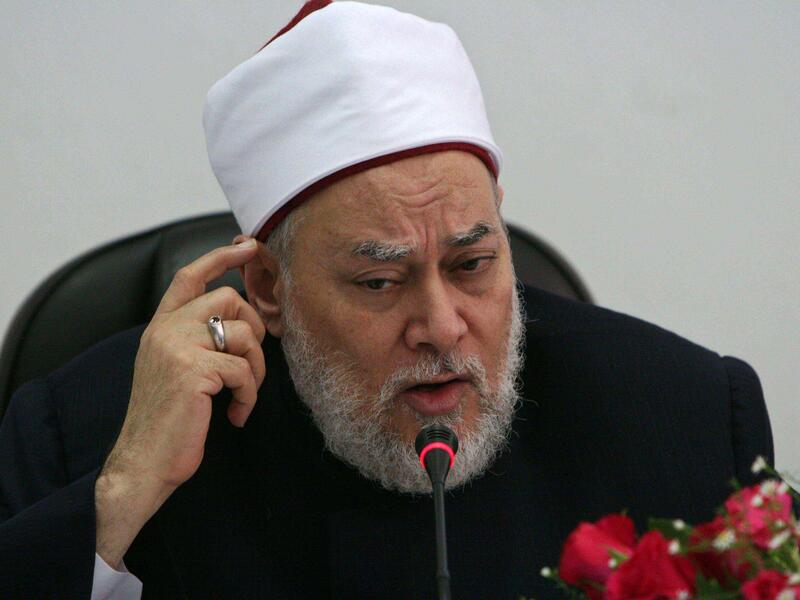 قال “جمعة” بأن الأولياء والمشايخ  يمكنهم أن يمارسوا الزنا، مستشهدًا بواقعة لتلميذ “المرسي أبو العباس”، وأشار أنه من الأولياء وكان يزني ويمشي على المياه. وأضاف أن من بين الأولياء والمشايخ من يدخنون و يشربون الشيشة”.