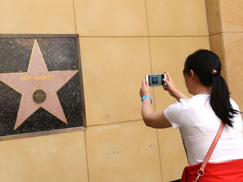 رفض النجم العالمي محمد علي، وضع اسم محمد على أرض هوليوود، حرصاً منه على عدم مرور الناس على هذا الاسم المقدس، إذ اعتبر الملاكم أن اسم النبي مُحمد لا يمكن تدنيسه بهذه الطريقة ووضعه على أرض "هوليوود"وتم وضع اسم"محمد علي" على الحائط في هوليوود أعلى الطريق.