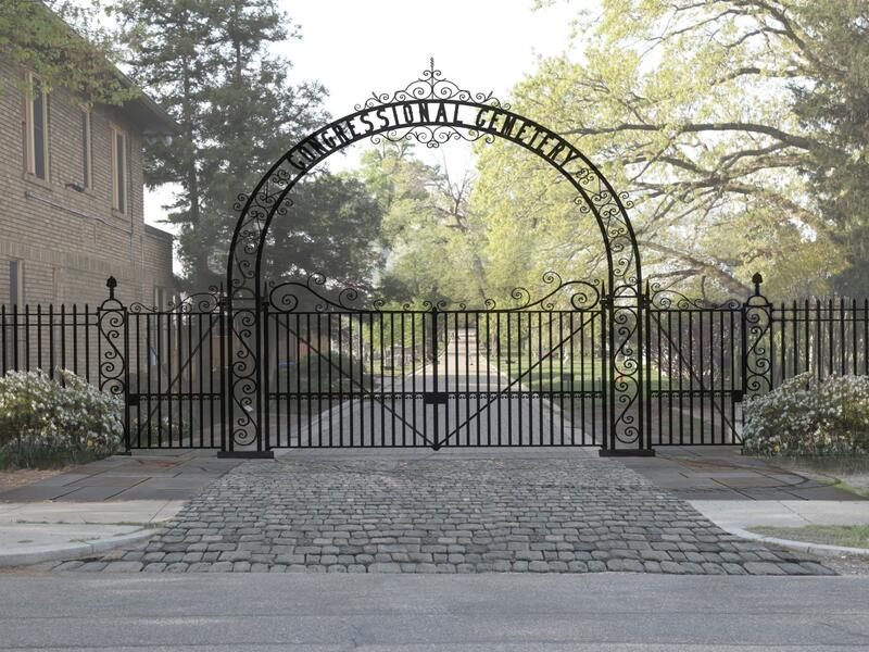 تم توقيف أمير سعودي في لوس أنجلوس لإرغامه امرأة على ممارسة الجنس الفموي معه في منزله. وألقت الشرطة القبض على الأمير اثر تلقي مكالمة هاتفية من شهود عيان قرب منزله، وذلك وفقا لما قالته شرطة لوس أنجلوس لوكالة فرانس برس.