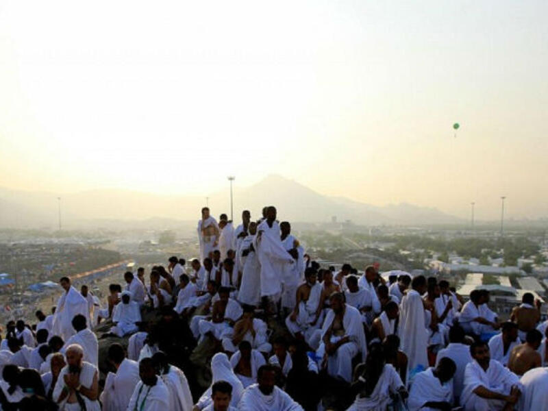 كثرة العتق من النار في يوم عرفة قال النبي صلى الله عليه وسلم : (ما من يوم أكثر من أن يعتق الله فيه عبدا من النار من يوم عرفة)