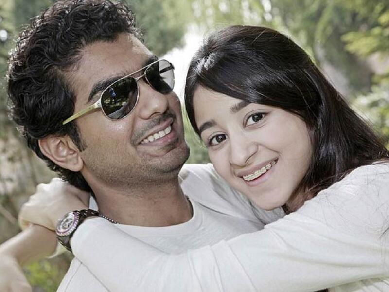 الفنانة اسيل عمران والإعلامي البحريني خالد الشاعر، علاقة حب قوية جمعتهما وقدما سوياً برنامج واقعي على شاشة الام بي سي الا ان الطلاق كان رفيق علاقتهم وقد تطلقا مؤخراً للمرة الثالثة مما يعني استحالة عودتهما.
