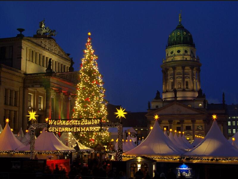 برلين:
تعد برلين المدينة الأكثر ابتكارًا في مواسم الكريسماس، حيث يبدع الشعب الألماني كل عام في ابتكار حفلات تنكرية وعروض  مقدمة في الشوارع.