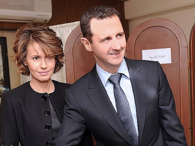 الرئيس السوري بشار الأسد وأسماء: لم يتحدث الأسد يومًا عن كيفية تعرّفه على زوجته أسماء الأخرس، إلا أنّ بعض المقربين أكدوا أنه التقاها في بريطانيا خلال معرفته بوالدها الدكتور فواز، وقالت للصحافة "أنا أحب زوجي".
