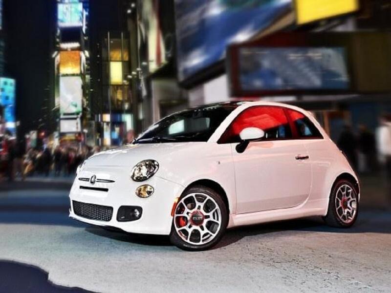 فيات 500: تبقى رؤية سيارة "فيات 500" في القرى الإيطالية أمرًا معتادًا، لم تتجاوز قوة محرك هذه السيارة الـ 13 حصانًا في تصميمها الأول، مع هيكل أصغر من هيكل الـ "ميني".
