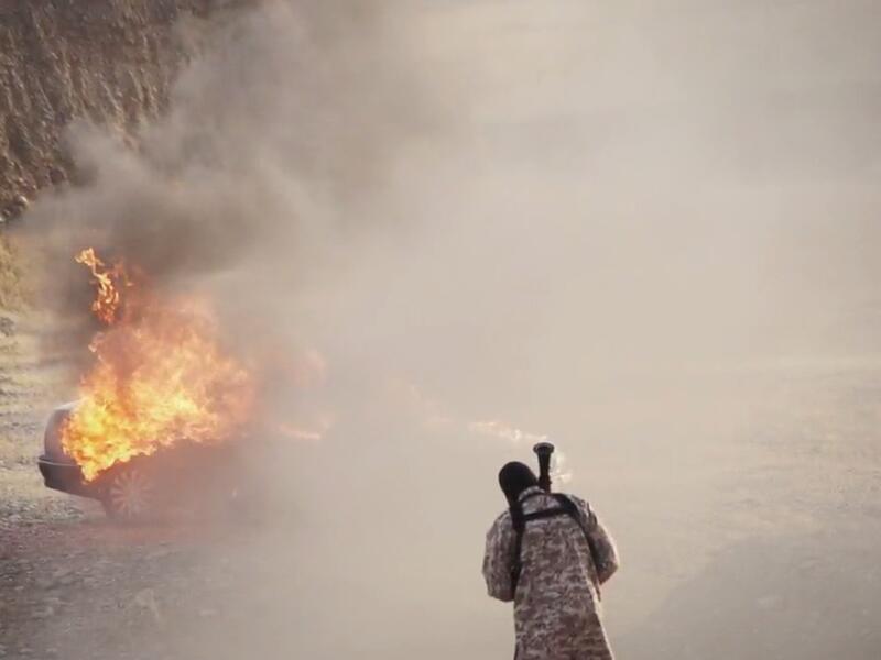 من أحد أساليب داعش البشعة بالإعداد وضعها ضحاياها في سيارة واطلاق قذيفة "آر بي جي" عليهم.