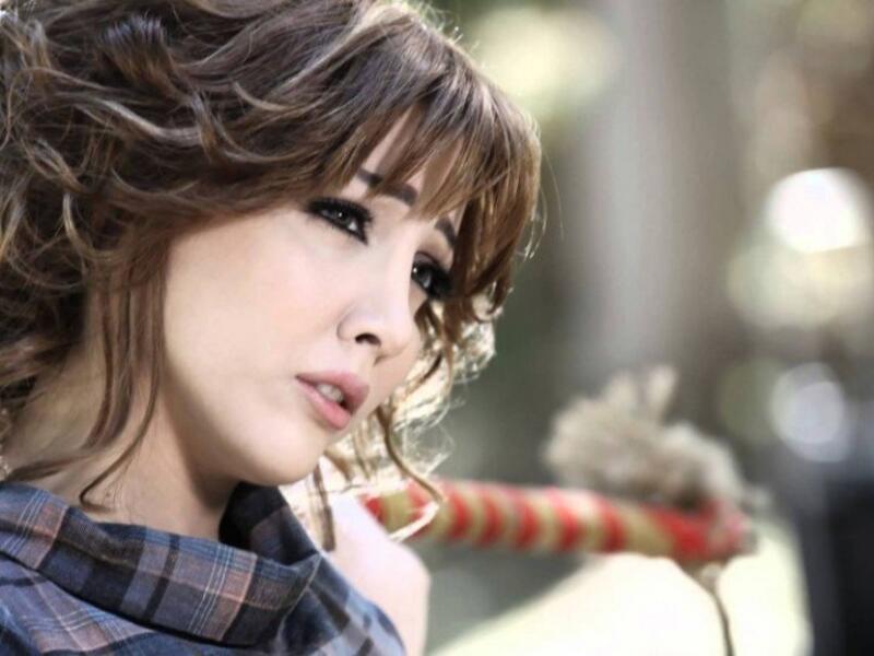 دارين حدشيتي مطربة لبنانية وتنتمي  دارين لعائلة مشهورة بحبها  الغناء وتميزت بقوة صوتها , و في عام 2005 طرح البوم دارين الأول بعنوان ( قدام الكل) الذي حقق شهرة واسعة في العالم العربي و ادخل دارين عالم النجومية.