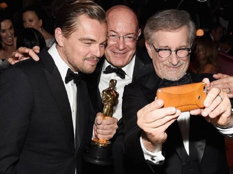 سيلفي دي كابريو
سيلفي الممثل ليوناردو دي كابريو مع المخرج جونزاليس والمصور لوبسكي، بعد حصوله على جائزة الأوسكار، التي ترشح لها 4 مرات ولم يوفق فيها.