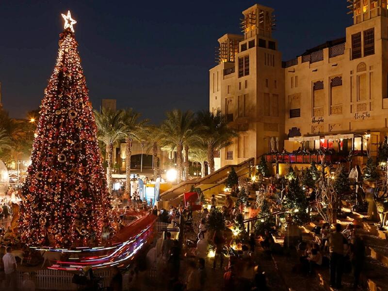 دبي:
سجلت دبي في عام 2014 أرقامًا قياسية عالمية من خلال تقديم أكبر عروض للألعاب النارية في العالم، بمناسبة الكريسماس والعام الجديد تقام في عدد من معالم دبي الشهيرة كبرج خليفة وبرج العرب ونخلة جميرا.