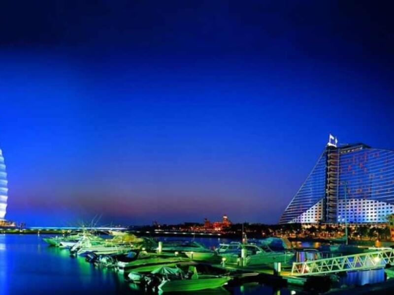 مبانٍ تخطف الأنظار خلال الليل أيضاً؛ حيث الأضواء رائعة الجمال، وكأنها ترسم لكل ركن من المدينة طرازاً خاصاً به.
