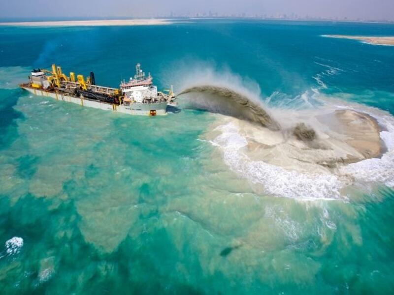 كمّ الرمال التي احتاجتها هذه الجزر رهيب، ثم بُنيت عليها بيوت عديدة ليسكنها كل من يحب العيش في جزيرة.
