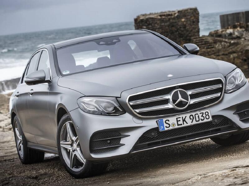 سيارة مرسيدس بنز إي كلاس، ستكون أول "إي كلاس" ذات سقف مكشوف متحرك، وسيارة مرسيدس مايباخ جي، المخصصة للأراضي الوعرة، بمحرك مكون من 12 أسطوانة وبقوة 630 حصان.
