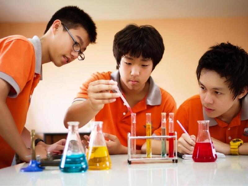  سنغافورة: حققت إنجازات هائلة جعلت منها دولة متقدمة، حيث يعتبر نظام التعليم فيها الأكثر تطوراً في العالم، ومعروف بشدته وصرامته. وتصدرت هذه الجزيرة الصغيرة، العديد من المنافسات العالمية في مجالي الرياضيات والعلوم.