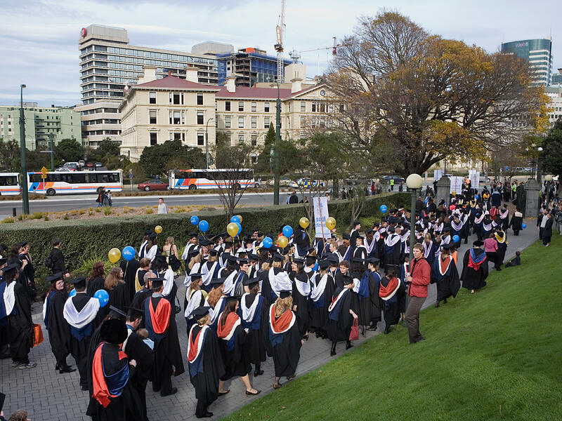  تحتل نيوزيلندا مراكز متقدمة دوما في المنظومة التعليمية. وحددت الحكومة خطط مبتكرة، عن طريق تقديم دورات تعليمية "عن بعد" عبر شبكة الإنترنت، والتي أتاحت من خلالها للطلاب كسر روتين الدوام اليومي، وحددت لهم أيام مخصصة للدوام خلال الأسبوع.