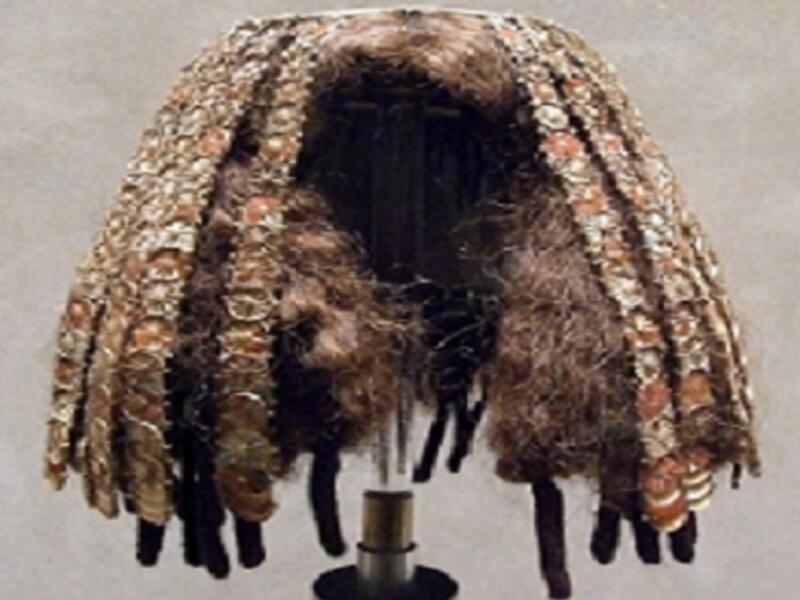 شاع استخدام الشعر المستعار «الباروكة» بين المصريين القدماء، الرجال منهم والنساء. واستخدوه باعتباره موضة، ثم شاع استخدامه لأغراض أخرى منها إخفاء الصلع. وكانت صناعته تتم باستخدام الشعر الحقيقي وكذلك ألياف النخيل.