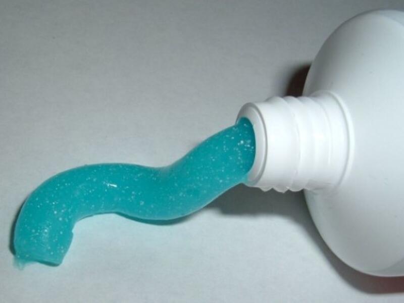 كانت الحياة صعبة فيما يتعلق بالأسنان في مصر القديمة لكن المصريين القدماء فعلوا كل ما بوسعهم للاهتمام بصحة أسنانهم. وأول محاولة لتنظيف الأسنان كانت عبارة عن مسحوق من نبات المر، وقشور البيض، وحجر الخفاف، وحوافر الثيران.