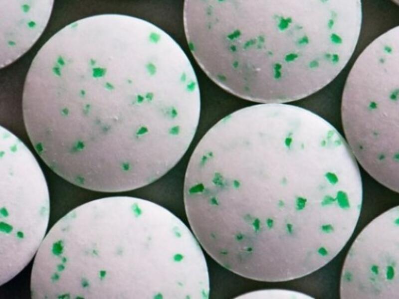 شكلت رائحة الفم المزعجة مشكلة لدى المصريين القدماء خاصة للفقراء وقد تعاملوا مع ذلك بتحويل النعناع إلى كريات صغيرة تتكون من مزيج اللبان والنعناع والمر والقرفة المغلي مع العسل وكانت تلك أول حلوى نعناع عرفها العالم وقد وكانت فعالة في القضاء على الروائح الكريهة.