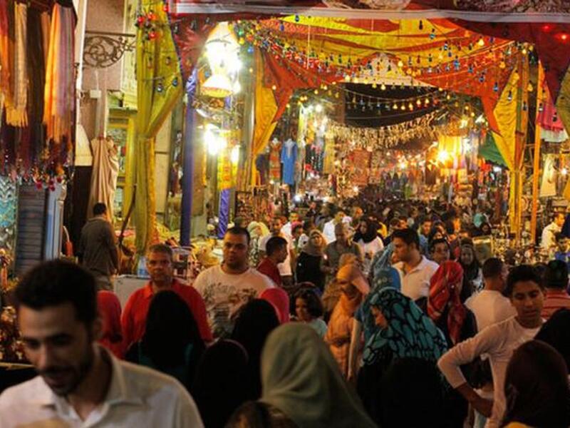 مصر شهر رمضان له طابعه الخاص في مدن وقرى مصر، فإقبال الصائمين على المساجد وكثرة حلقات الدروس والوعظ وتلاوة القرآن الكريم هو ما يلفت النظر في المدن والقرى. ويستقبل المصريين الشهر الفضيل بالألحان والأغاني الدينية،وتزيَّن الشوارع بالأعلام والزينة الورقية.