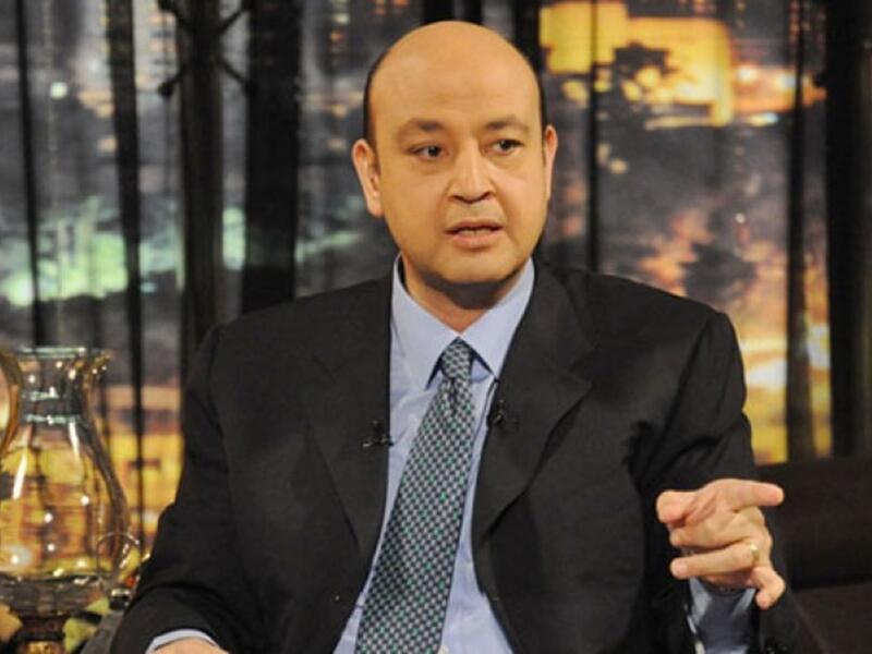 سخر الإعلامي عمرو أديب من الإقبال الضعيف على الانتخابات البرلمانية قائلاً إن الشيء الوحيد الإيجابي في الانتخابات هي أن البرلمان وأخيراً" سينعقد وأضاف أنه أزعجه أن 38 لجنة تأخرت عن موعد فتح اللجان متسائلا بسخرية عن ذنب الملايين اللي واقفين في الطوابير