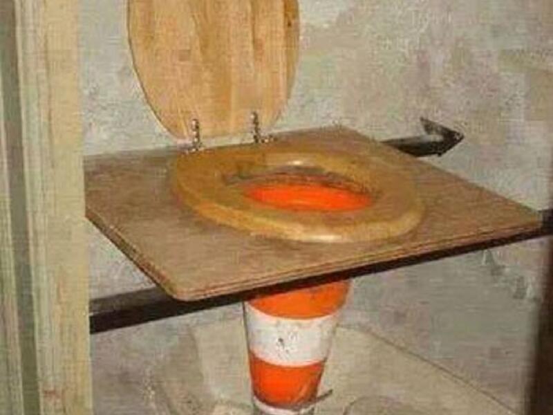 ليس من الصعب تحويل قاعدة "حمام بلدى" إلى حمام "إفرنجى" عن طريق وضع قمع فى فوهة القاعدة، مزود بقاعدة أخرى خشبية من فوقه.