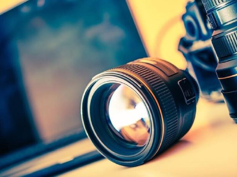 تصوير شخص أو التقاط أو نقل أو حفظ الصور على الأجهزة الإلكترونية دون إذن صاحبها.. العقوبة: السجن لمدة لا تقل عن ستة أشهر وغرامة بين 150 - 500 ألف درهم. أو إحدى هاتين العقوبتين.