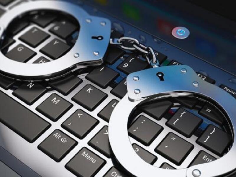 ابتزاز أو تهديد شخص لإجباره على ارتكاب جناية أو التورط في المسائل المخلة بالشرف أو الآداب العامة.. العقوبة: السجن لمدة تصل إلى 10 سنوات.