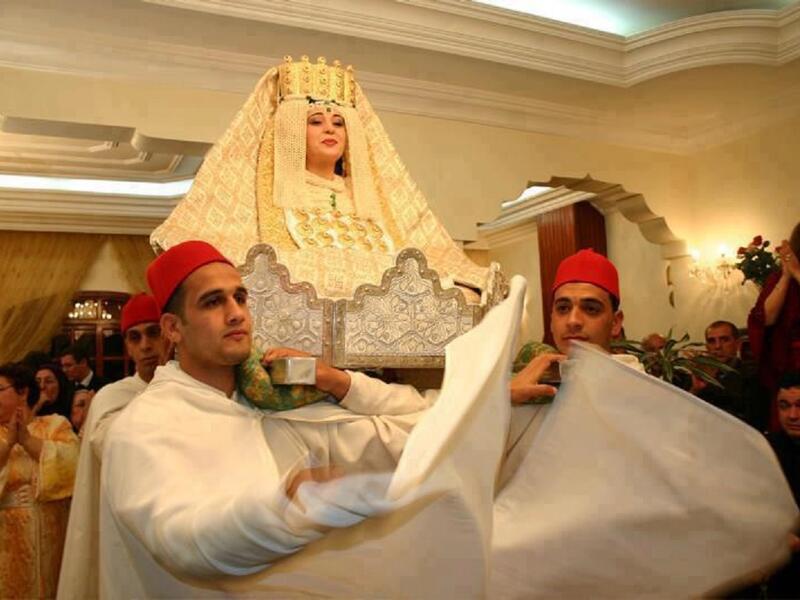 المغرب:
تمتطي العروس حصانًا لزيادة فرصها بإنجاب الأطفال الذكور، وترمي  بيضة مزينة بالحناء على جدار منزلها الجديد، ويجب أن ترتدي "اللبس الفاسي".