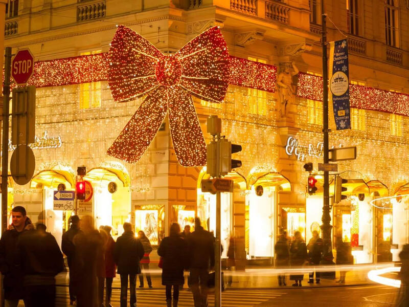 فيينا:
تتزين الشوارع  بإضاءة الكريسماس بطريقة مفرطة يعجب لها السائح، ويتبادل المارة الفطائر بالزنجبيل، ويتعرفون على بعضهم البعض كما لو كانوا من عائلة واحدة.