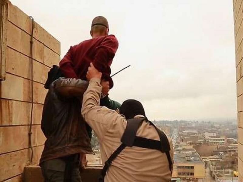 أعدم أفراد داعش رجلين في الموصل في العراق برميهما من سطح مبنى مرتفع، وذلك بتهمة انتمائهما إلى المثليين جنسيا. 