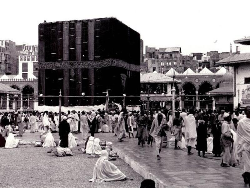 عندما اشتد البلاء على المسلمين في مكة بعد بيعة العقبة الثانية، أذنَ مُحمد لأصحابه بالهجرة إلى المدينة المنورة، وأمرهم باللَحاقِ بِإخوانهم من الأنصار.